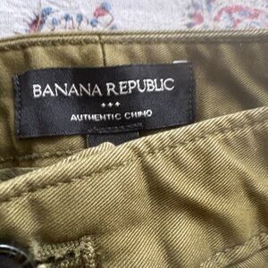 Banana Republic Authentic Chino Pants in Olive army green wide leg woman’s